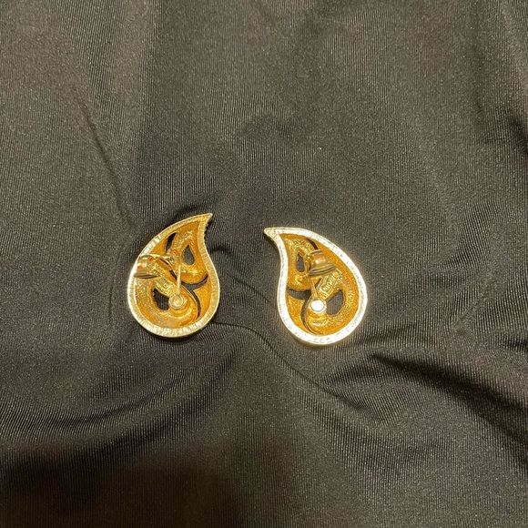 Elegant Blue and Green Teardrop Clip-on Earrings - Picture 2 of 3